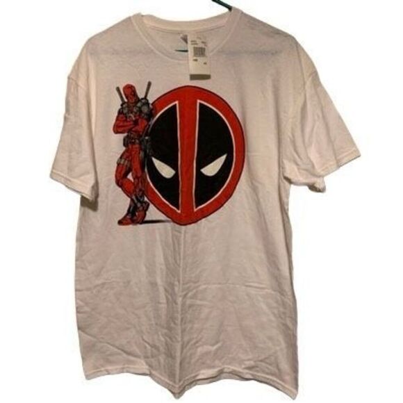 Deadpool Wade Wilson Leaning On Logo Size Large T-Shirt *New* - Picture 1 of 4